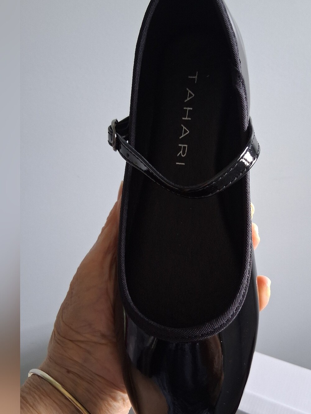 TAHARI VIENNA BLACK PATENT FLATS-SIZES 6, 6.5, 7.5 - Picture 4 of 6